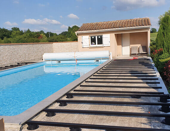 La pose de carrelage extérieur sur plots autour d'une piscine