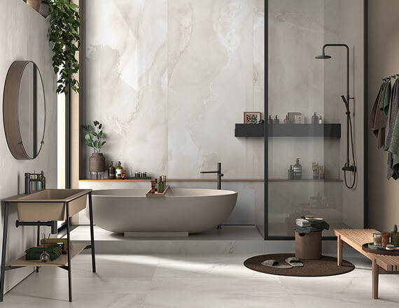 Tendances carrelage 2025 - Un carrelage aspect marbre XXL dans une salle de bain