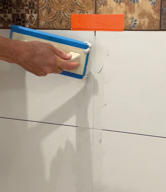 Découvrez en vidéo la pose de joint carrelage UltraColor Plus de Mapei sur une faïence