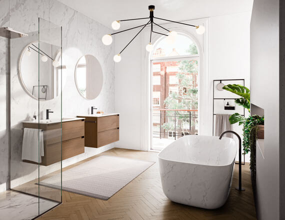 Un bain en îlot, à l'aspect marbre blanc et gris, dans une salle de bain contemporaine en appartement