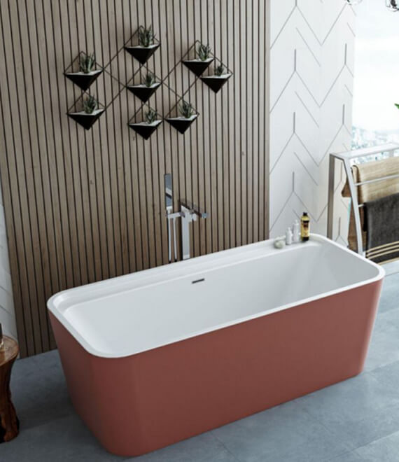 Un bain rectangulaire avec un habillage terracotta