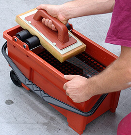 Bac avec frottoir pour éliminer facilement l'excès de joint de scellement pendant la phase jointoiement.