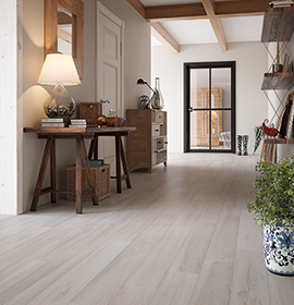 Carrelage effet bois, existe en version lisse et anti-dérapant.