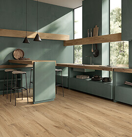 Carrelage effet bois. La matière interprète le chêne rouvre traité à la vapeur, aux colorations et détails naturels.