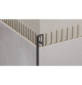 Profilé décoratif en aluminium structuré. Barre de 2,5 m.