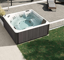 Spa et douche solaire extérieure